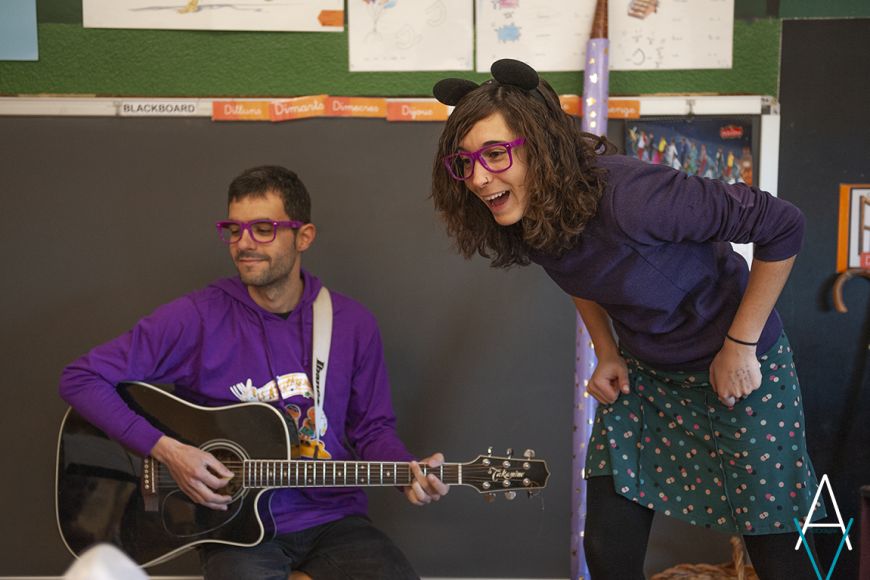GironaCultura's tweet image. Una princesa cansada d'haver de ser salvada, un drac fart de ser el dolent i un cavaller tip de fer-se el valent. Ja n'hi ha prou! - es queixen. La llegenda de Sant Jordi capgirada de cap a peus.

🐉Santa Jordina i el secret del drac
🗓️23/04-17.45h
📍Pl. Catalunya - Sarrià de Ter