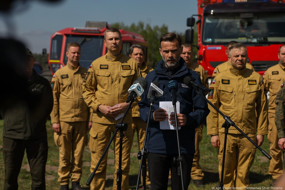 ‼️ Na godzinę 12 (w trzeciej dobie pożaru) możemy poinformować, że sytuacja jest nadal poważna, ale pożar został zlokalizowany. Oznacza to, że sytuacja jest stabilna i ogień się nie rozprzestrzenia. Ciągle występują zarzewia ognia, które są punktowo gaszone. Akcja