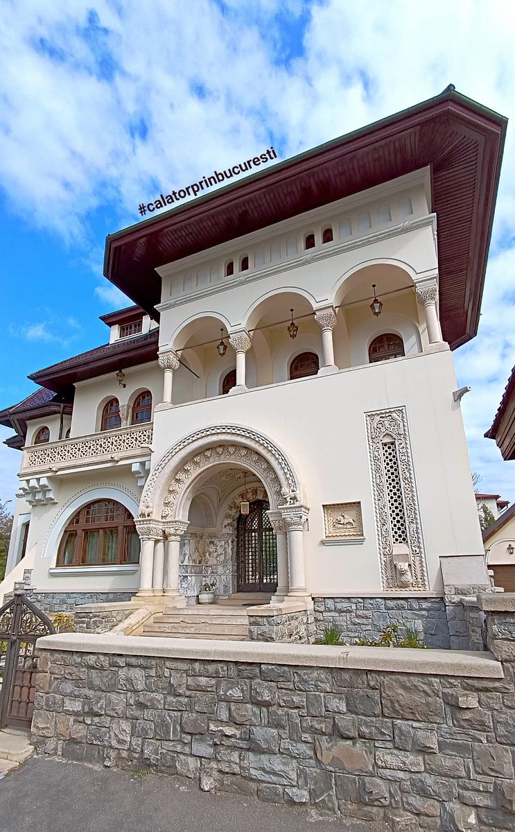 Travel_2Romania's tweet photo. CASA STEINBACH,proiectată de arh Alfred Samuel Popper în stil neoromânesc,construită în perioada 1915-1916 pentru dl Laurențiu Steinbach,intendent și apoi administrator al Palatului Cotroceni, și soția acestuia, dna Louise Steinbach.
📍Bdul Eroilor Sanitari nr 18 #București https://t.co/noN1nMSUfj