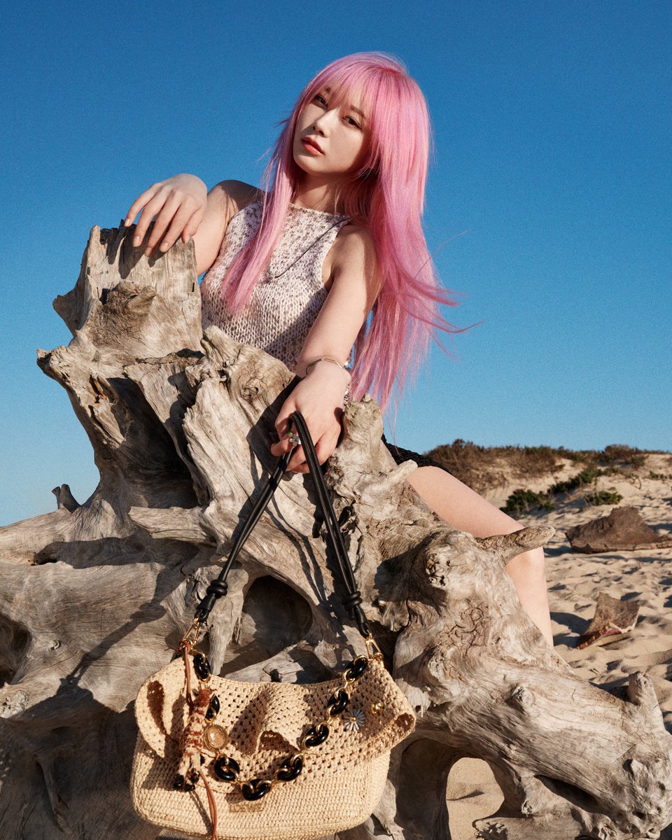 いつでもそばに「波」を感じて。揺れる海面にインスピレーションを得た新たなバッグ、「オラ」が登場。

#ロエベ 
#LOEWE 
#LOEWEpaulas