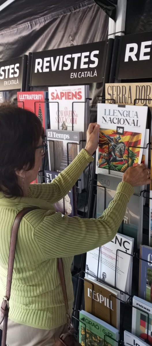 LlenguaNacional's tweet photo. Un Sant Jordi més, a la parada de l'@iQuiosc  de l'@revistesAPPEC  🌹📚🌞 https://t.co/KmjjzBwdfI