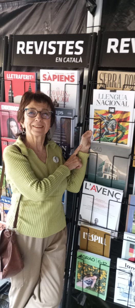 Llengua Nacional (@llenguanacional) on Twitter photo Un Sant Jordi més, a la parada de l'<a href="/iQuiosc/">iQUIOSC.cat</a> de l'<a href="/revistesAPPEC/">APPEC · Editors de Revistes i Digitals</a> 🌹📚🌞 Un Sant Jordi més, a la parada de l'<a href="/iQuiosc/">iQUIOSC.cat</a> de l'<a href="/revistesAPPEC/">APPEC · Editors de Revistes i Digitals</a> 🌹📚🌞