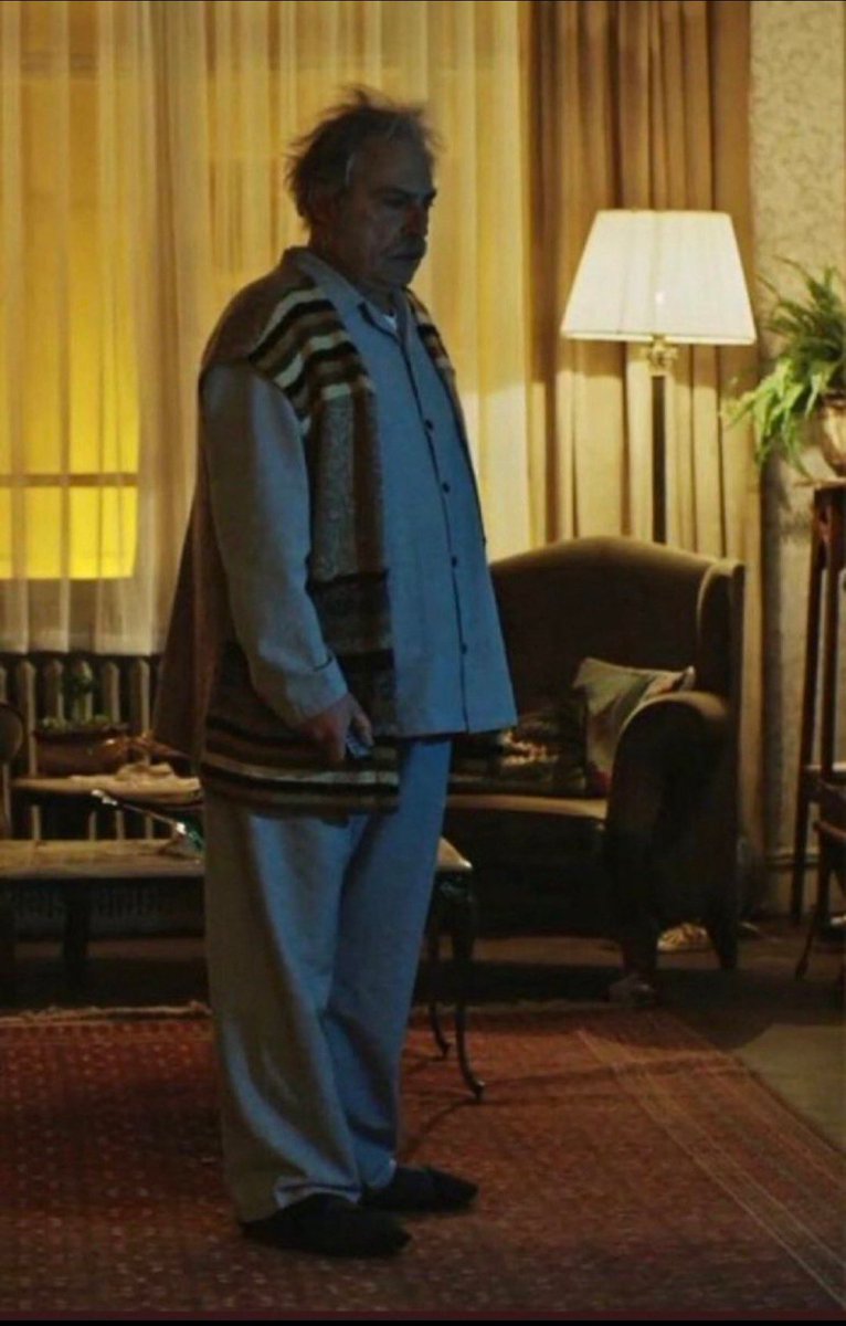 Hiç öyle çök-kapan-tutun falan da yapılmıyormuş… mal gibi avize ne zaman duracak diye böyle bakakaldım. #deprem