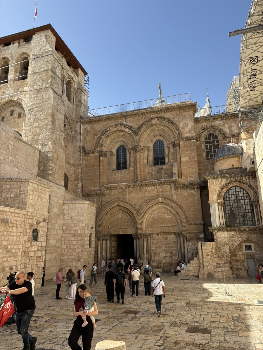 OPoquillon's tweet photo. Jerusalem : Célébration ce matin au Saint Sépulcre de la messe de requiem pour le pape François dans la lumière de Pâques . Que Dieu l’accueille dans sa joie !
#Jerusalem #PapeFrancois #prayer #Easter https://t.co/RIKqZQ00ek