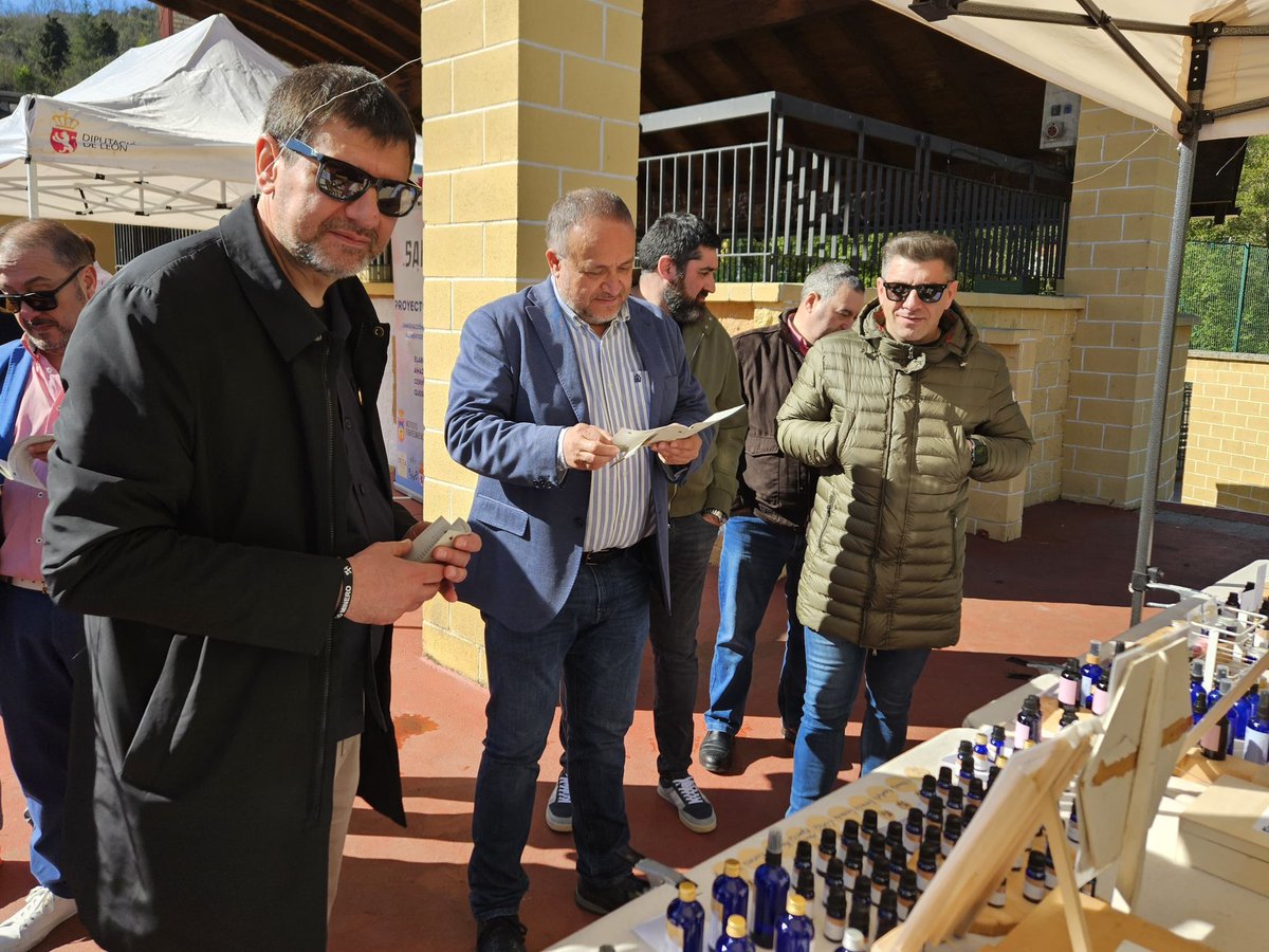 🍯 El presidente de la #DiputaciónDeLeón, Gerardo Álvarez Courel (<a href="/courel1966/">Gerardo Alvarez C./❤️</a>), ha inaugurado este miércoles la I Feria Multisectorial de Torre del Bierzo, donde ha sido recibido por su alcalde, el socialista Gabriel Folgado.