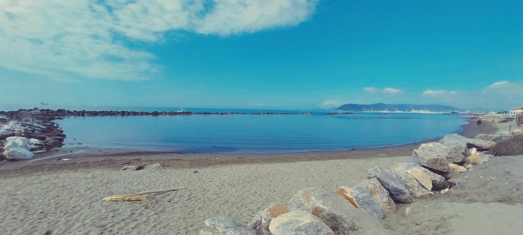 amoginstwit's tweet photo. 'Esiste una stanchezza che non necessita di dormire. Ha bisogno del mare, del cielo e del silenzio...' https://t.co/BBYtLUgxvj