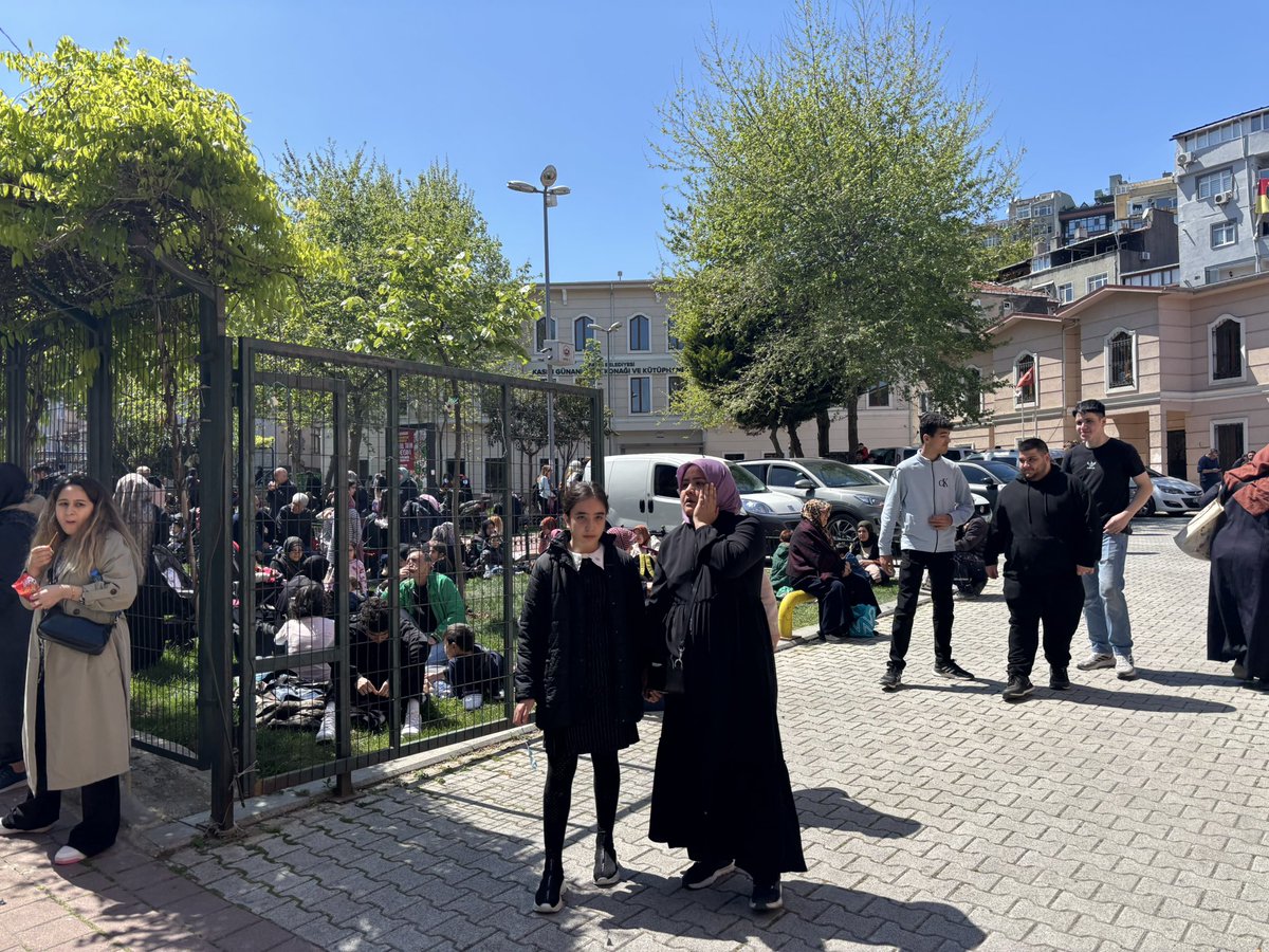 Everyone outside after the earthquake in Istanbul