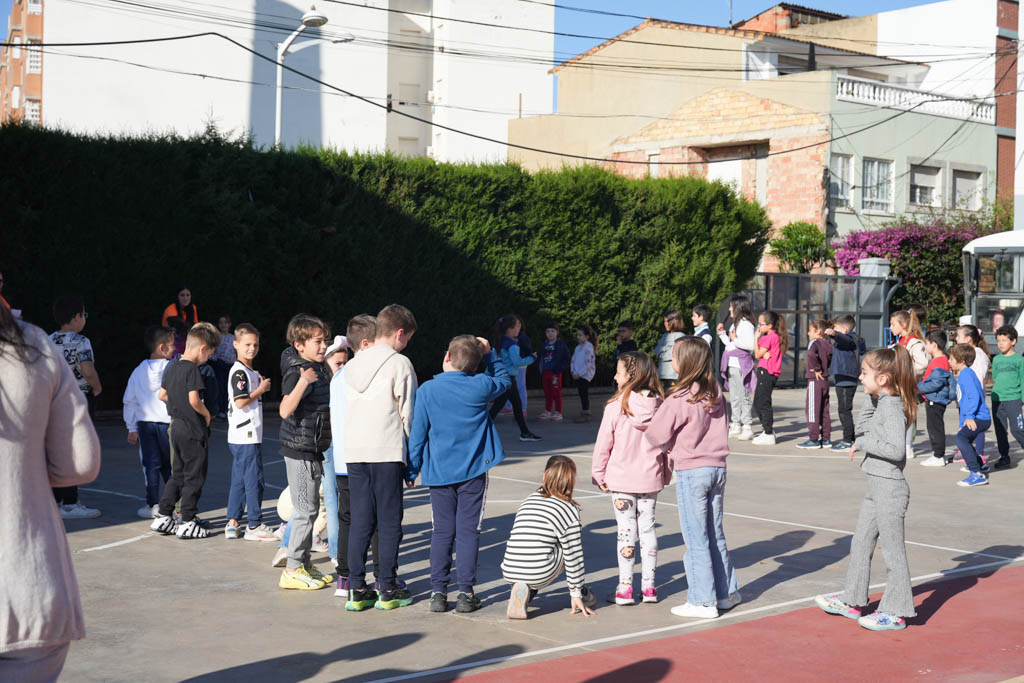 AjMislata's tweet photo. 🌺La Escuela de Pascua de Mislata favorece la conciliación familiar

👥 Gracias al plan ‘Corresponsables’, un total de 120 niños y niñas disfrutan estos días de vacaciones escolares de multitud de actividades

Noticia ➤ https://t.co/ZwLqGz5lAX https://t.co/GGCNxjCHXK
