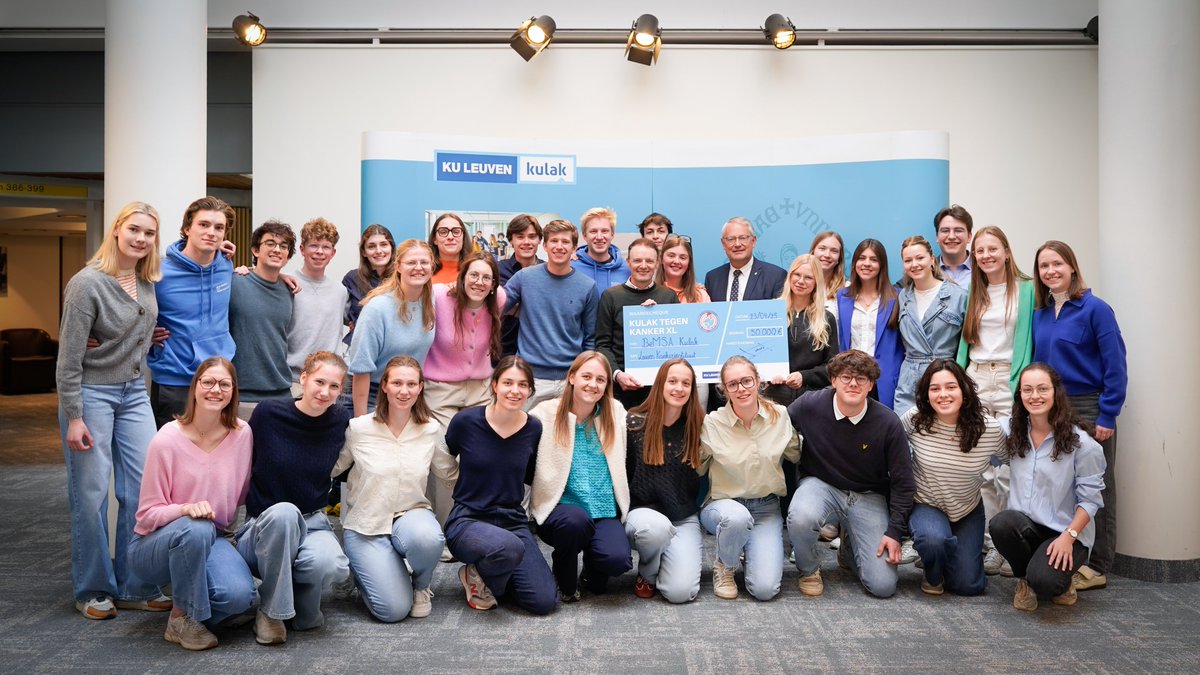 KU Leuven Kulak (@kuleuvenkulak) on Twitter photo Wat een editie van #KulaktegenKanker! 💙
600 deelnemers liepen samen 4200 km rond de campus. 🏃♂️
Het resultaat? Een opbrengst van €50.000
voor het <a href="/LKILeuven/">Leuven Kankerinstituut</a> en hun #AYA-project.
Een initiatief van #BeMSAKulak.
Samen maken we het verschil. 🙌
🔗tinyurl.com/2m6jmcbp Wat een editie van #KulaktegenKanker! 💙
600 deelnemers liepen samen 4200 km rond de campus. 🏃♂️
Het resultaat? Een opbrengst van €50.000
voor het <a href="/LKILeuven/">Leuven Kankerinstituut</a> en hun #AYA-project.
Een initiatief van #BeMSAKulak.
Samen maken we het verschil. 🙌
🔗tinyurl.com/2m6jmcbp
