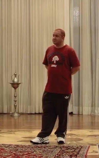 Apartmanın önünde şu kombinle bekliyoruz