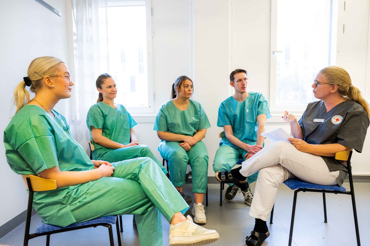 Antalet sökande till Röda Korset Högskolas utbildningar är fortsatt högt. Totalt sökte 3 244 personer till sjuksköterskeprogrammet vid Röda Korsets Högskola inför höstterminen 2025 rkh.se/aktuellt/manga…