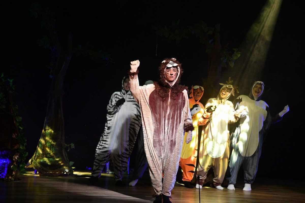 بحضور المكرّمة الدكتورة عائشة بنت حمد الدرمكية، عضوة مجلس الدولة، شاركت #تعليمية_الوسطى في #مهرجان_المسرح_المدرسي_العاشر بمسرحية "نعم أستطيع".