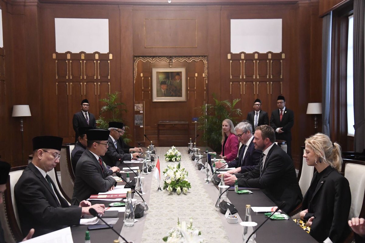 Had a candid &amp; constructive discussion in Jakarta today with my Indonesian counterpart, Sugiono <a href="/Menlu_RI/">Menteri Luar Negeri Republik Indonesia</a>, on the deepening interconnection between European &amp; Indo-Pacific security, &amp; the vital importance of a rules-based international order for nations both large &amp; small.