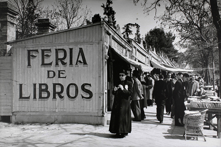 CulturaCMadrid's tweet photo. 🎖️ La @ComunidadMadrid concede la Gran Cruz del #2deMayo a la Cuesta de Moyano coincidiendo con su centenario, que se celebrará el próximo 11 de mayo.

+Info: https://t.co/QJmtKQRMxB 

¡Enhorabuena, @soydelacuesta! Feliz #DíaDelLibro.

#MadridEsCultura https://t.co/xjaFQaDnCH