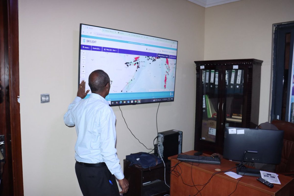 MFBESomalia's tweet image. Minister @AhmedHasanAden met with the Fisheries Monitoring Centre (FMS) to discuss reports of illegal vessels and sea pollution. He called for swift measures to safeguard marine resources and ensure public health. #Somalia #OceanProtection #SustainableFisheries.