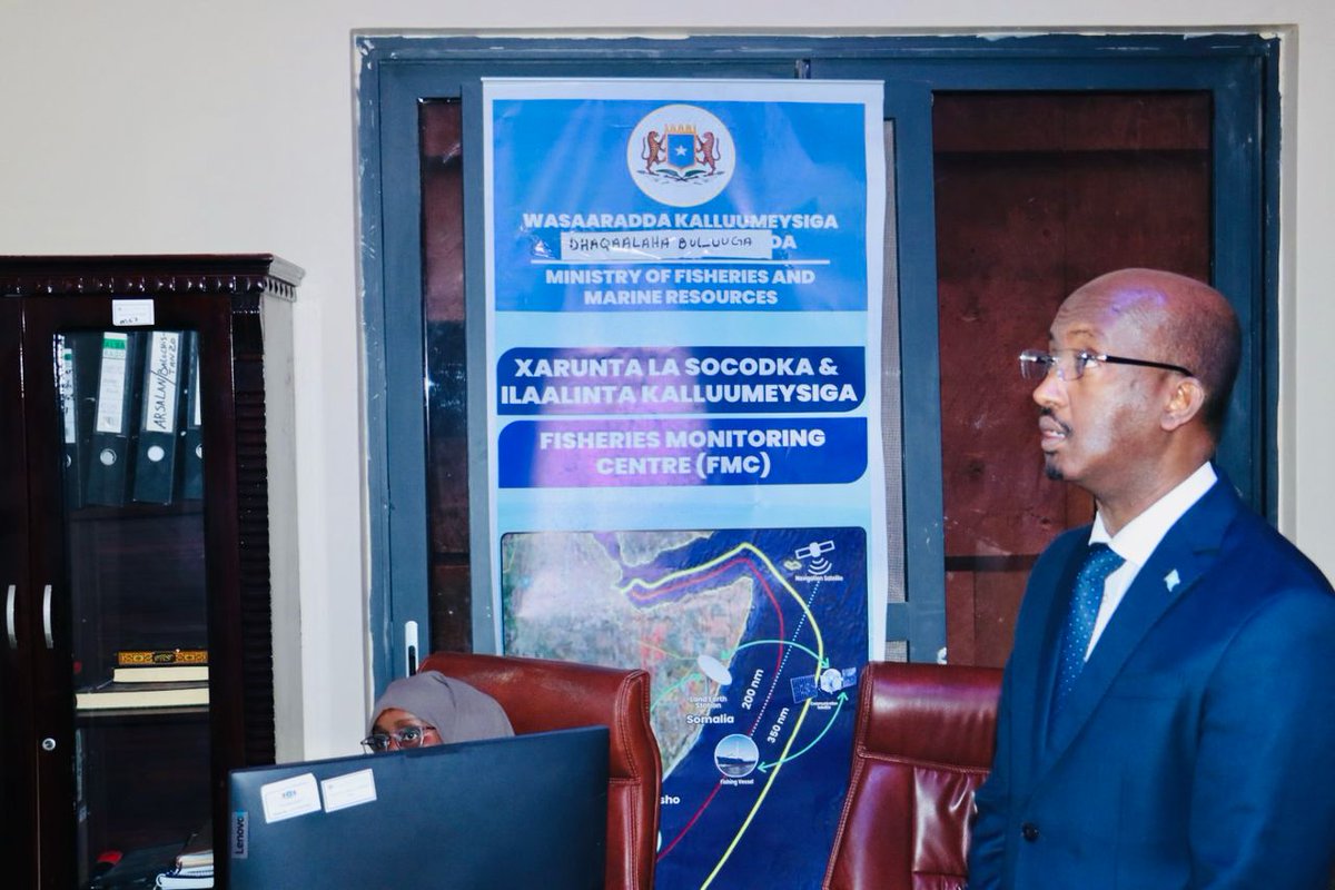 MFBESomalia's tweet image. Minister @AhmedHasanAden met with the Fisheries Monitoring Centre (FMS) to discuss reports of illegal vessels and sea pollution. He called for swift measures to safeguard marine resources and ensure public health. #Somalia #OceanProtection #SustainableFisheries.