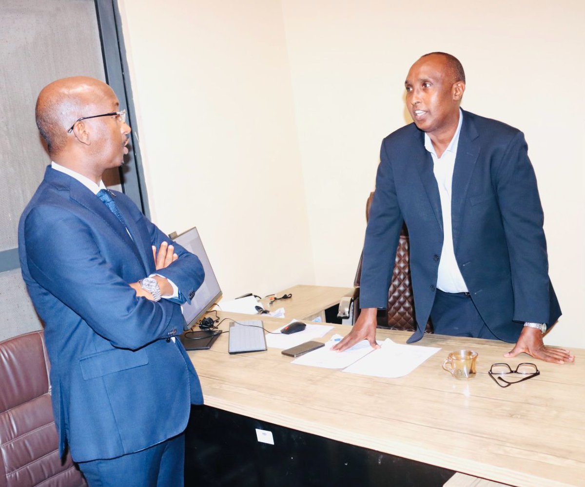 MFBESomalia's tweet image. Minister @AhmedHasanAden met with the Fisheries Monitoring Centre (FMS) to discuss reports of illegal vessels and sea pollution. He called for swift measures to safeguard marine resources and ensure public health. #Somalia #OceanProtection #SustainableFisheries.