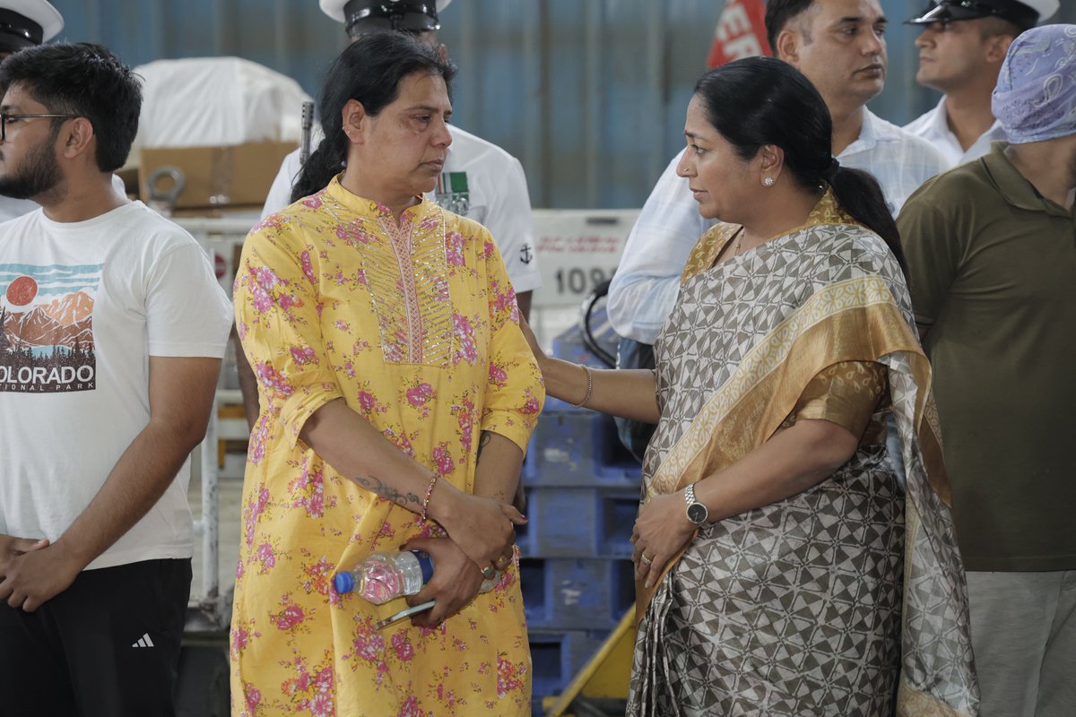 gupta_rekha's tweet image. कश्मीर के पहलगाम में हुए आतंकी हमले से पूरा देश आहत और आक्रोशित है। 
आज इंदिरा गांधी अंतर्राष्ट्रीय हवाई अड्डा, नई दिल्ली पर पहुँचकर, पहलगाम आतंकी हमले में शहीद हुए भारतीय नौसेना के वीर अधिकारी लेफ्टिनेंट विनय नरवाल जी को विनम्र श्रद्धांजलि अर्पित की।

यह देश उनके बलिदान को कभी…