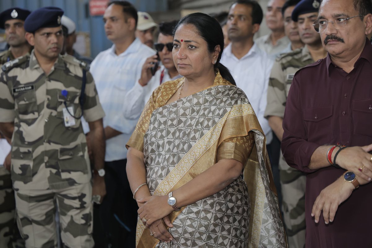 gupta_rekha's tweet image. कश्मीर के पहलगाम में हुए आतंकी हमले से पूरा देश आहत और आक्रोशित है। 
आज इंदिरा गांधी अंतर्राष्ट्रीय हवाई अड्डा, नई दिल्ली पर पहुँचकर, पहलगाम आतंकी हमले में शहीद हुए भारतीय नौसेना के वीर अधिकारी लेफ्टिनेंट विनय नरवाल जी को विनम्र श्रद्धांजलि अर्पित की।

यह देश उनके बलिदान को कभी…