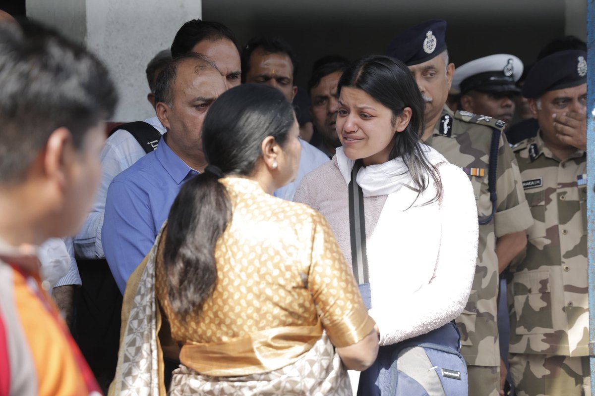 gupta_rekha's tweet image. कश्मीर के पहलगाम में हुए आतंकी हमले से पूरा देश आहत और आक्रोशित है। 
आज इंदिरा गांधी अंतर्राष्ट्रीय हवाई अड्डा, नई दिल्ली पर पहुँचकर, पहलगाम आतंकी हमले में शहीद हुए भारतीय नौसेना के वीर अधिकारी लेफ्टिनेंट विनय नरवाल जी को विनम्र श्रद्धांजलि अर्पित की।

यह देश उनके बलिदान को कभी…