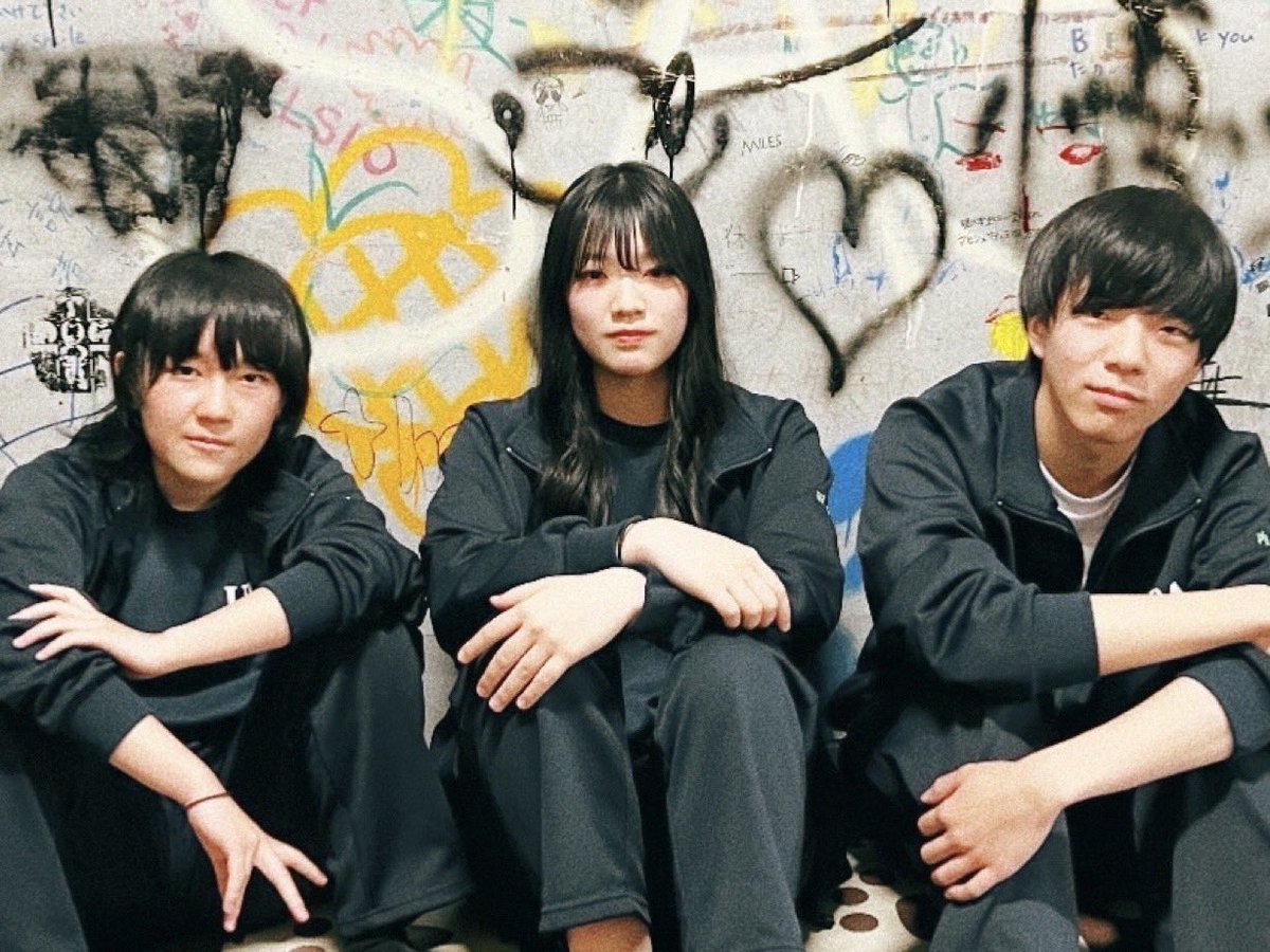 UEDASONIC's tweet photo. 【バンド紹介】
4バンド目は…"B!G ECHO"

上田高校3年3ピースバンド！
3人の暖かい雰囲気が作り出す音楽をお楽しみに！

📢B!G ECHOから一言📢
みなさんにこの音が響きますように！全力でやります！よろしくお願いします！ https://t.co/rRhDr8waNv