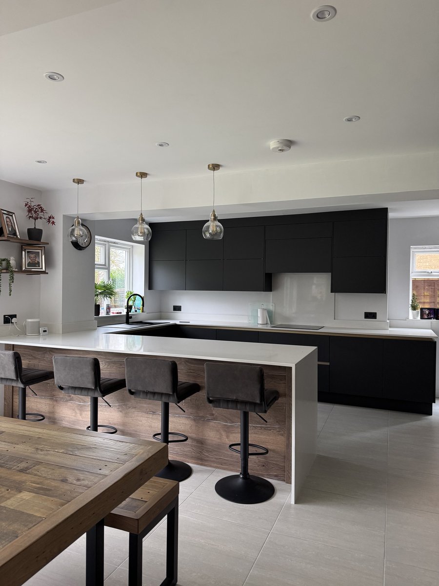 CRLstone's tweet image. The CRL Quartz Arctic Shimmer worktops are paired perfectly with the graphite handleless doors in this kitchen by @TeforeInteriors. The Halifax Platinum Oak feature panels add warmth and texture creating a sophisticated contrast. 
#whiteworktops #handlelesskitchen #modernkitchen