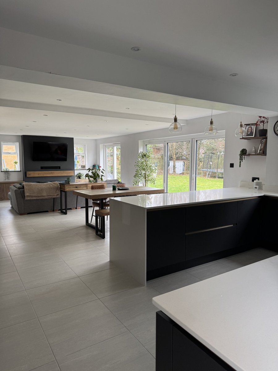 CRLstone's tweet image. The CRL Quartz Arctic Shimmer worktops are paired perfectly with the graphite handleless doors in this kitchen by @TeforeInteriors. The Halifax Platinum Oak feature panels add warmth and texture creating a sophisticated contrast. 
#whiteworktops #handlelesskitchen #modernkitchen