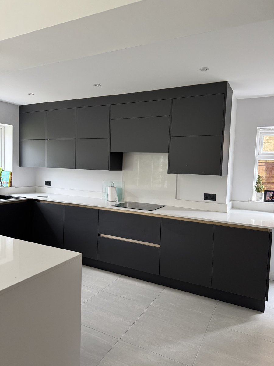 CRLstone's tweet image. The CRL Quartz Arctic Shimmer worktops are paired perfectly with the graphite handleless doors in this kitchen by @TeforeInteriors. The Halifax Platinum Oak feature panels add warmth and texture creating a sophisticated contrast. 
#whiteworktops #handlelesskitchen #modernkitchen