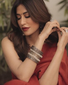 mid_day's tweet photo. Draped in red, Chitrangda Singh exudes timeless beauty and effortless charm!
#ChitrangdaSingh #SlayingEffortlessly #MiddayEntertainment https://t.co/cE8Lg0WT0e