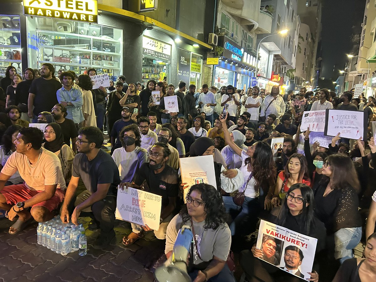 MahzoomMajidh's tweet photo. We will not give up. Selective justice for the nepos will not be accepted. @PoliceMv answer the concerns of the youths. Make the culprits accountable. https://t.co/Usuo6xYLBO