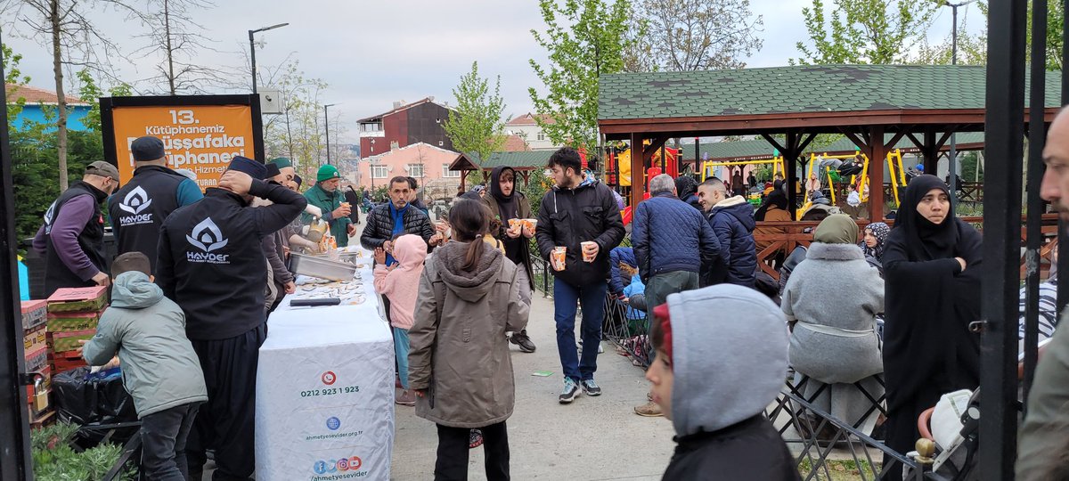 Fatih'te korkudan evlerine giremeyen insanlar soğuk havada parklarda bekleşiyor.Buralarda  çeşitli İslami vakıflar halkımıza sıcak çorba ikram ediyor.Umarım Laikleri kızdırmazlar.Zira bir kısım laikler hem hizmet sunmuyor ve hem de Müslümanların hizmetlerini dillerine doluyorlar
