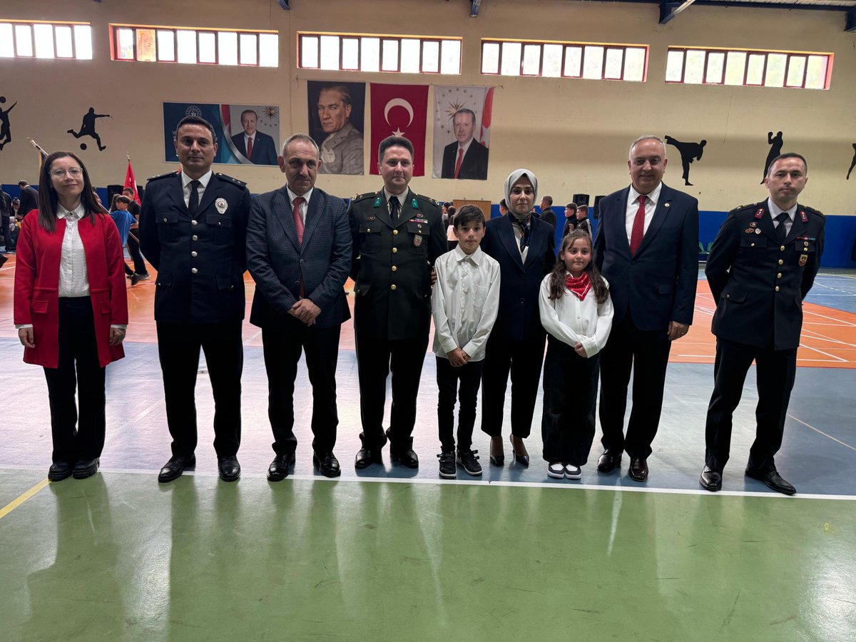 23 Nisan Ulusal Egemenlik ve Çocuk Bayramı’nı, Cumhuriyetimizin kurucusu Gazi Mustafa Kemal Atatürk’ün bizlere emanet ettiği o büyük mirasa yaraşır bir coşkuyla kutladık.

Borçka’da düzenlenen törenler; öğrencilerimizin şiirleri, gösterileri ve müzikli performanslarıyla bayramın