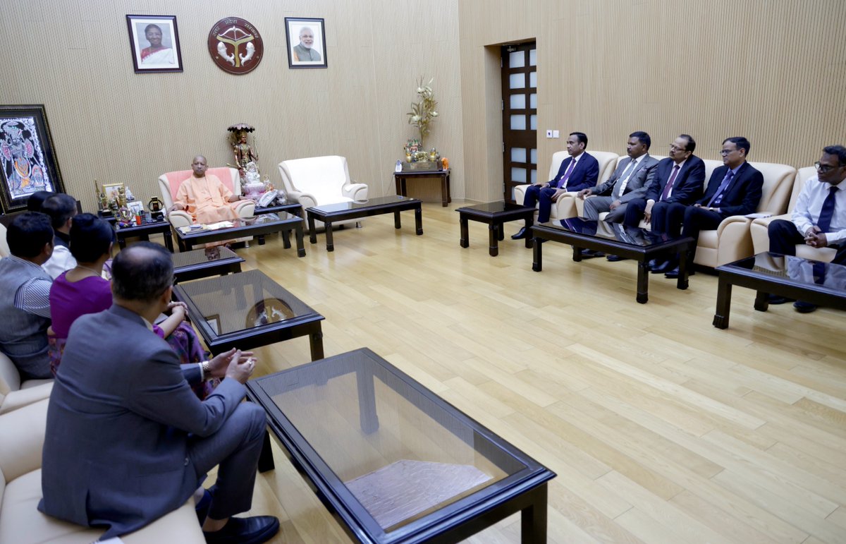 myogioffice's tweet image. मुख्यमंत्री श्री @myogiadityanath जी महाराज से आज लखनऊ में भारतीय विदेश सेवा बैच-2009 के दस अधिकारियों, सुश्री दीप्ती गंजी जी, श्री आशीष शर्मा जी, डॉ. बशीर अहमद जी, सुश्री सुधी चौधरी जी, श्री राज कमल जी, श्री विनय कुमार जी, श्री आशीष गुप्ता जी, श्री आनंद प्रकाश जी, श्री जय सिंह…