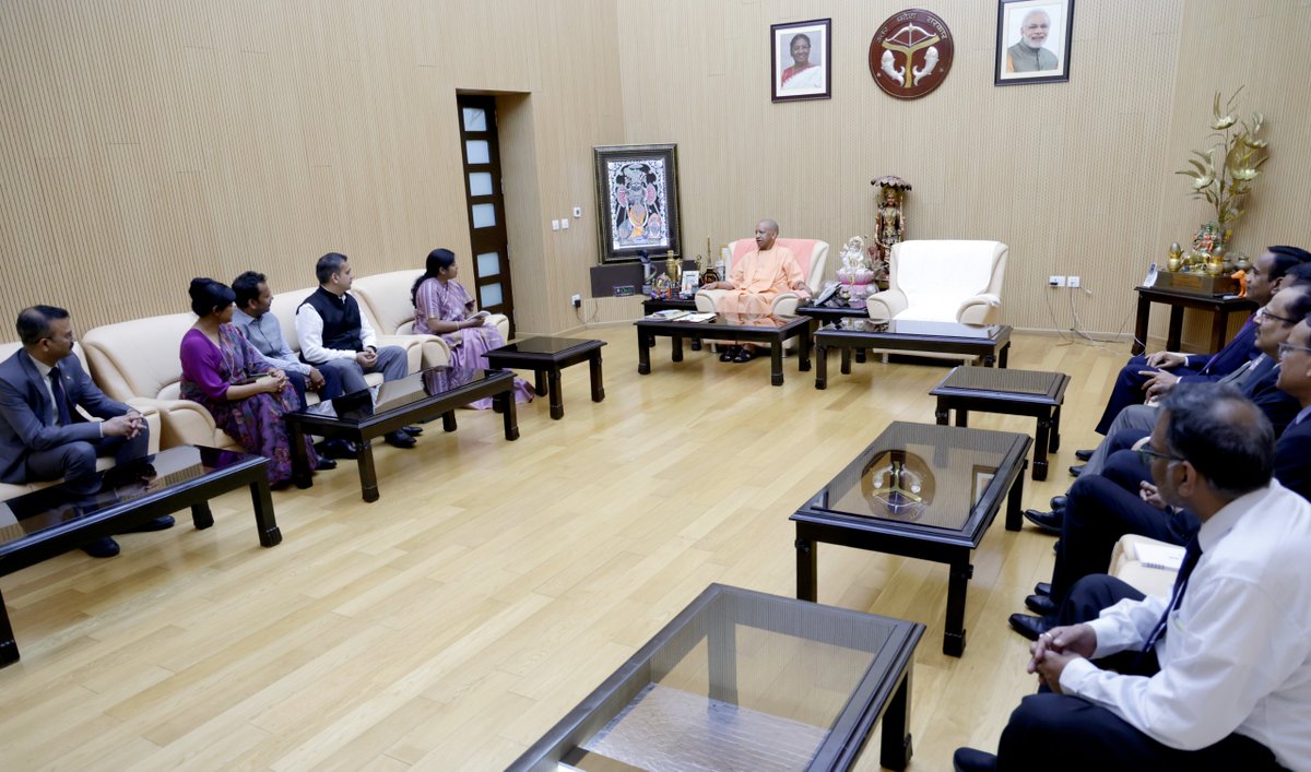 myogioffice's tweet image. मुख्यमंत्री श्री @myogiadityanath जी महाराज से आज लखनऊ में भारतीय विदेश सेवा बैच-2009 के दस अधिकारियों, सुश्री दीप्ती गंजी जी, श्री आशीष शर्मा जी, डॉ. बशीर अहमद जी, सुश्री सुधी चौधरी जी, श्री राज कमल जी, श्री विनय कुमार जी, श्री आशीष गुप्ता जी, श्री आनंद प्रकाश जी, श्री जय सिंह…