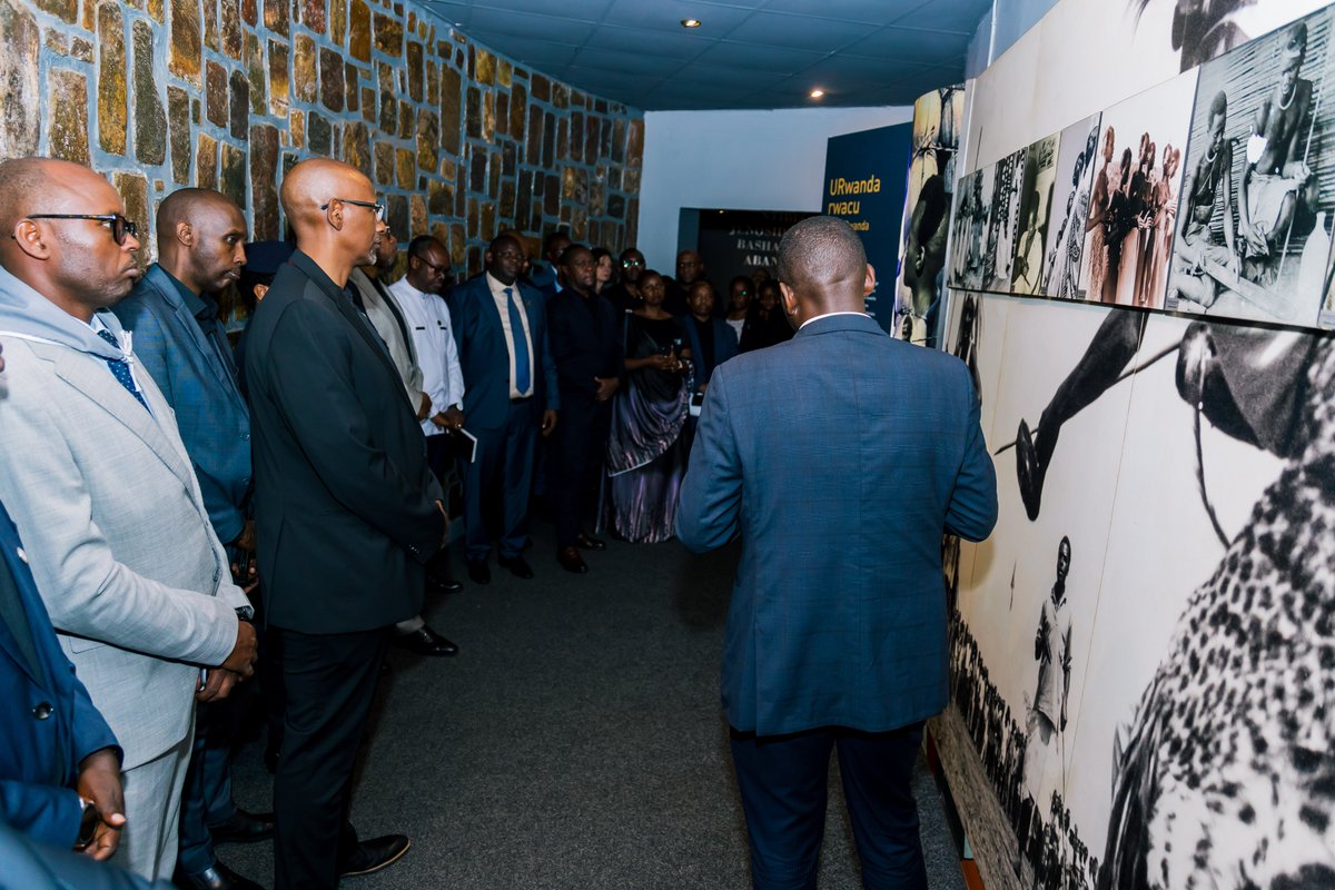Ministry of Education | Rwanda (@rwanda_edu) on Twitter photo Mu ijambo rye mu gikorwa gikorwa cyo kwibuka ku nshuro ya 31 Jenoside yakorewe Abatutsi no kwibuka ku nshuro ya cumi na gatanu abahoze ari abakozi ba Minisiteri y’Uburezi n’ibigo biyishamikiyeho bazize Jenoside yakorewe abatutsi muri Mata 1994,
Minisitiri <a href="/JoNsengimana/">Joseph Nsengimana</a> yifurije Mu ijambo rye mu gikorwa gikorwa cyo kwibuka ku nshuro ya 31 Jenoside yakorewe Abatutsi no kwibuka ku nshuro ya cumi na gatanu abahoze ari abakozi ba Minisiteri y’Uburezi n’ibigo biyishamikiyeho bazize Jenoside yakorewe abatutsi muri Mata 1994,
Minisitiri <a href="/JoNsengimana/">Joseph Nsengimana</a> yifurije