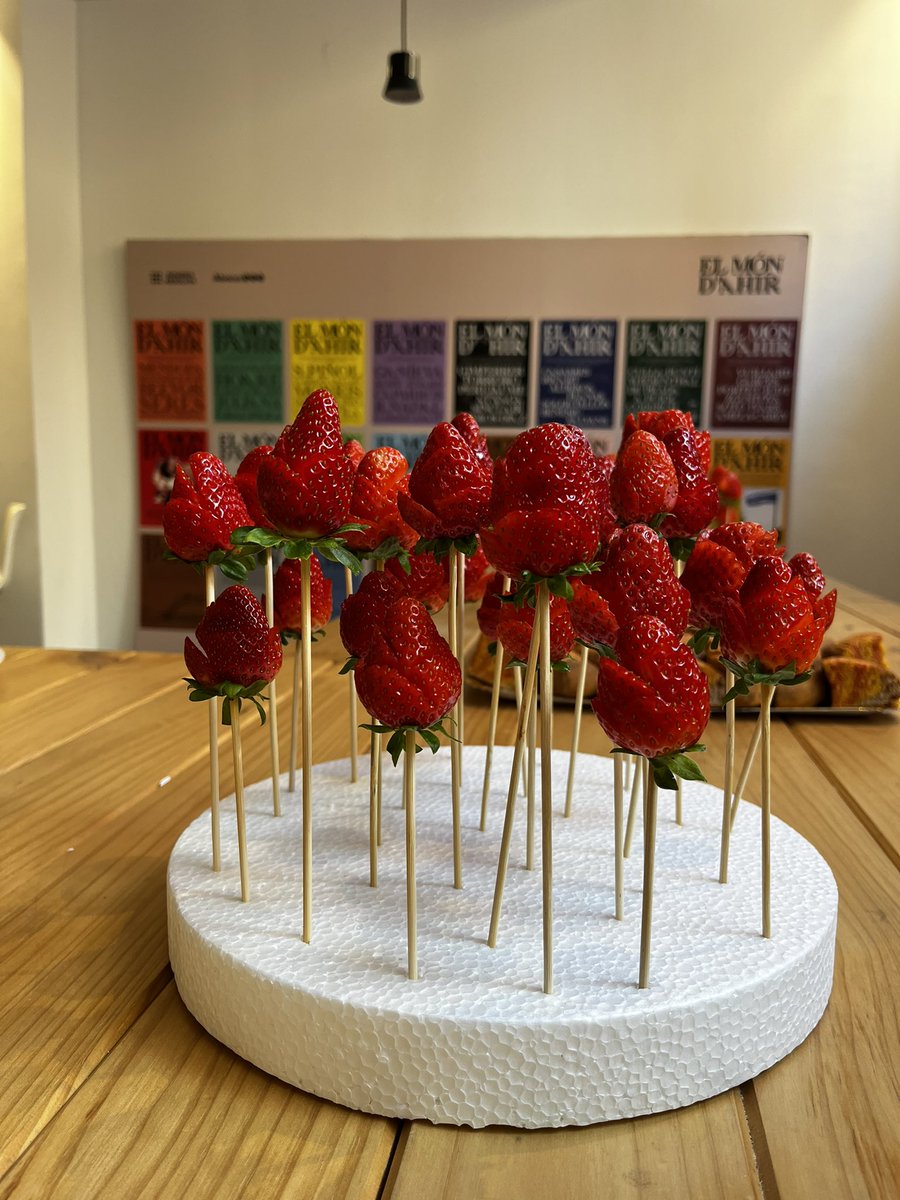 Bona diada de #SantJordi2025! 🌹📖🐲