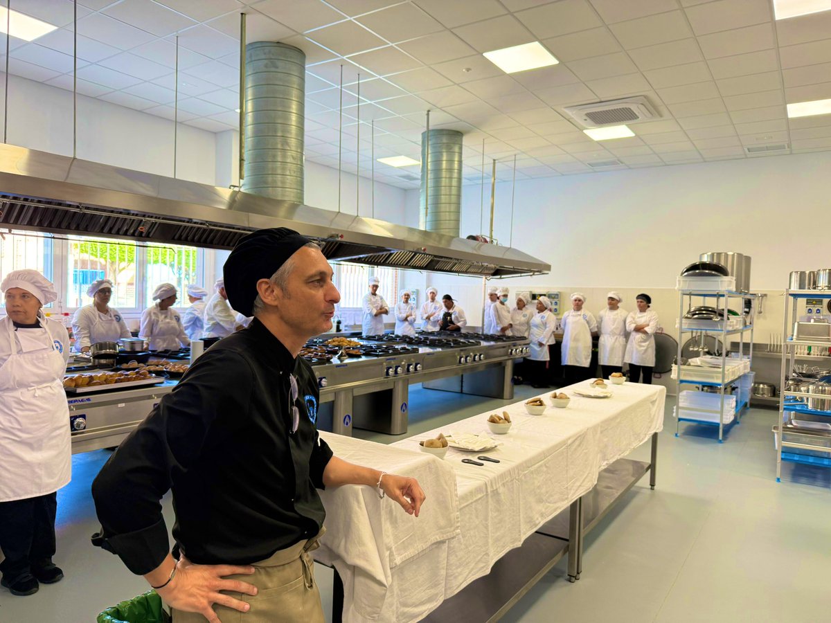 Hoy hemos visitado las nuevas instalaciones del <a href="/InstiLasSalinas/">IES Las Salinas del Mar Menor</a> del Mar Menor en La Manga que alberga el grado medio de hostelería y gastronomía.

Una reunión que ha conectado al centro con los principales sectores empresariales de la zona para generar empleo y conocer sus
