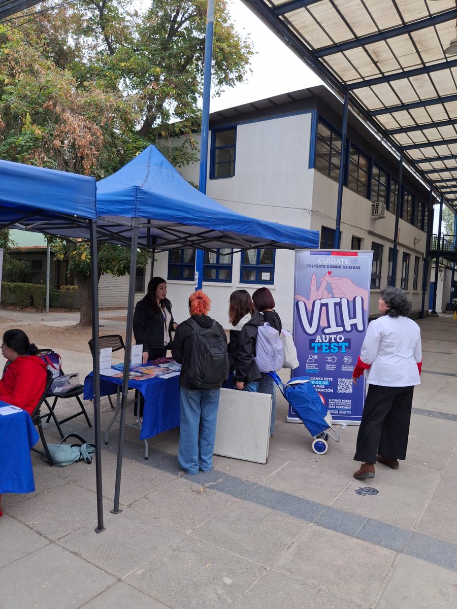 SeremiSaludRM's tweet photo. Hoy nos encontramos en la @umcecl, junto con el Centro de Salud Estudiantil dependiente de la DAE en la Feria de Promoción en Salud.
Estamos realizando autotest de VIH, material preventivo y material educativo de #VIH hasta las 13 horas.
#Criaps https://t.co/aDZghOeOw9