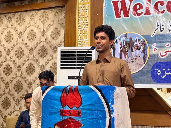 گزشتہ شب رات 3 بجے ریاستی اداروں نے کراچی کے علاقے گلستانِ جوہر میں واقع بلیز ٹاور پر چھاپہ مار کر بی ایس ایف کے چیئرمین جاوید بلوچ کو ماورائے عدالت گرفتار کر کے جبری گمشدگی کا نشانہ بنایا۔

جاوید بلوچ ایک پرامن سیاسی کارکن اور بلوچ طلبہ کی نمائندہ آواز ہیں۔ ان کی گرفتاری نہ صرف