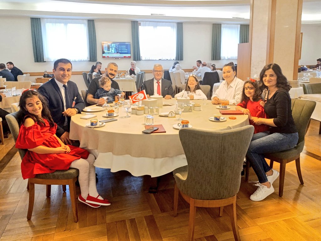 YakupAslan__'s tweet photo. E. TBMM Başkanvekili Sn. Hasan Korkmazcan ile geleneksel 23 Nisan buluşmamızı bu yıl da bozmadık.
Meclis’te yarının büyükleriyle bir araya geldik, öğle yemeğimizi birlikte yedik, birlikte gülümsedik.
Gelecek onların; biz yanlarında oldukça umut hep var!
#23Nisan #UlusalEgemenlik #ÇocukBayramı