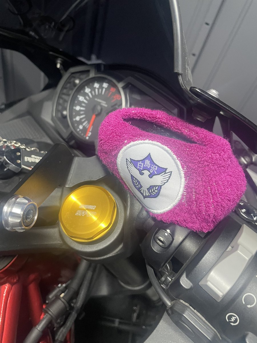 ハイキュー好きすぎて、もらった白鳥沢のリストバンド無理矢理付けたー←

なんか不恰好なのは知らない知らない気にしない！