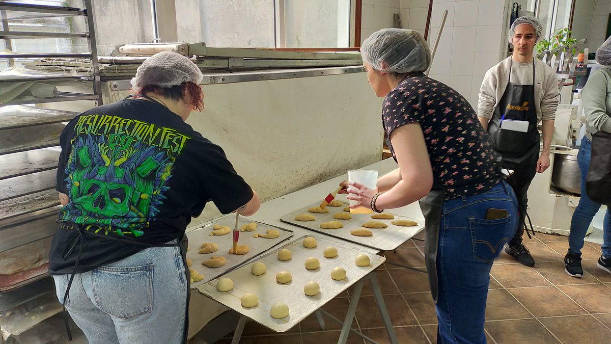 Os compartimos algunas fotos de las deliciosas elaboraciones que nuestros alumnos han realizado en el curso de Panes Especiales que comenzó este lunes. 🥖✨