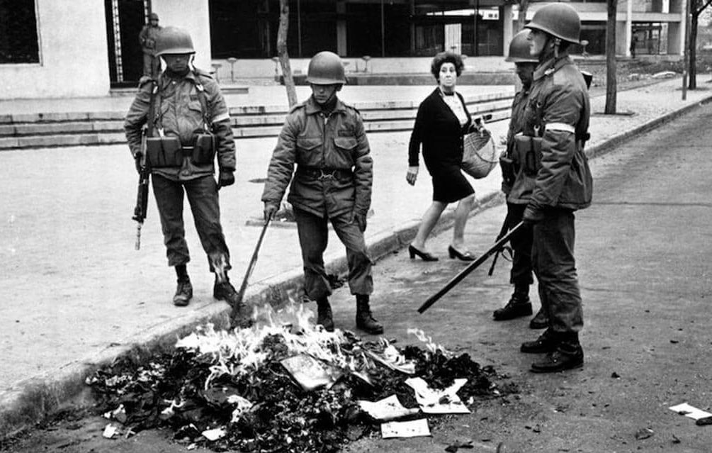 En el Día del Libro y el Derecho de Autor, y tras los dichos de la candidata presidencial de Chile Vamos, me nace la pregunta: ¿También era inevitable quemar libros?