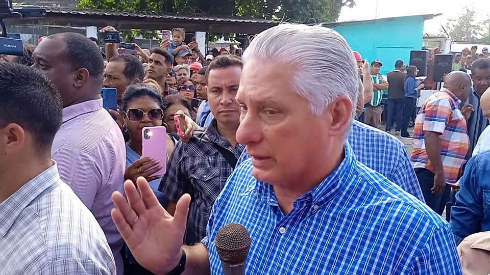 CampechuelaI's tweet photo. Miguel Diaz Canel presidente de la República de Cuba, sostuvo un encuentro con los pobladores de Ceiba Hueca, comunidad costera del municipio de #Campechuela.
#YoSigoAMiPresidente
#ProvinciaGranma
#JovenClubTeInforma
#JovenClubCampechuela https://t.co/S7z7w0S8bO