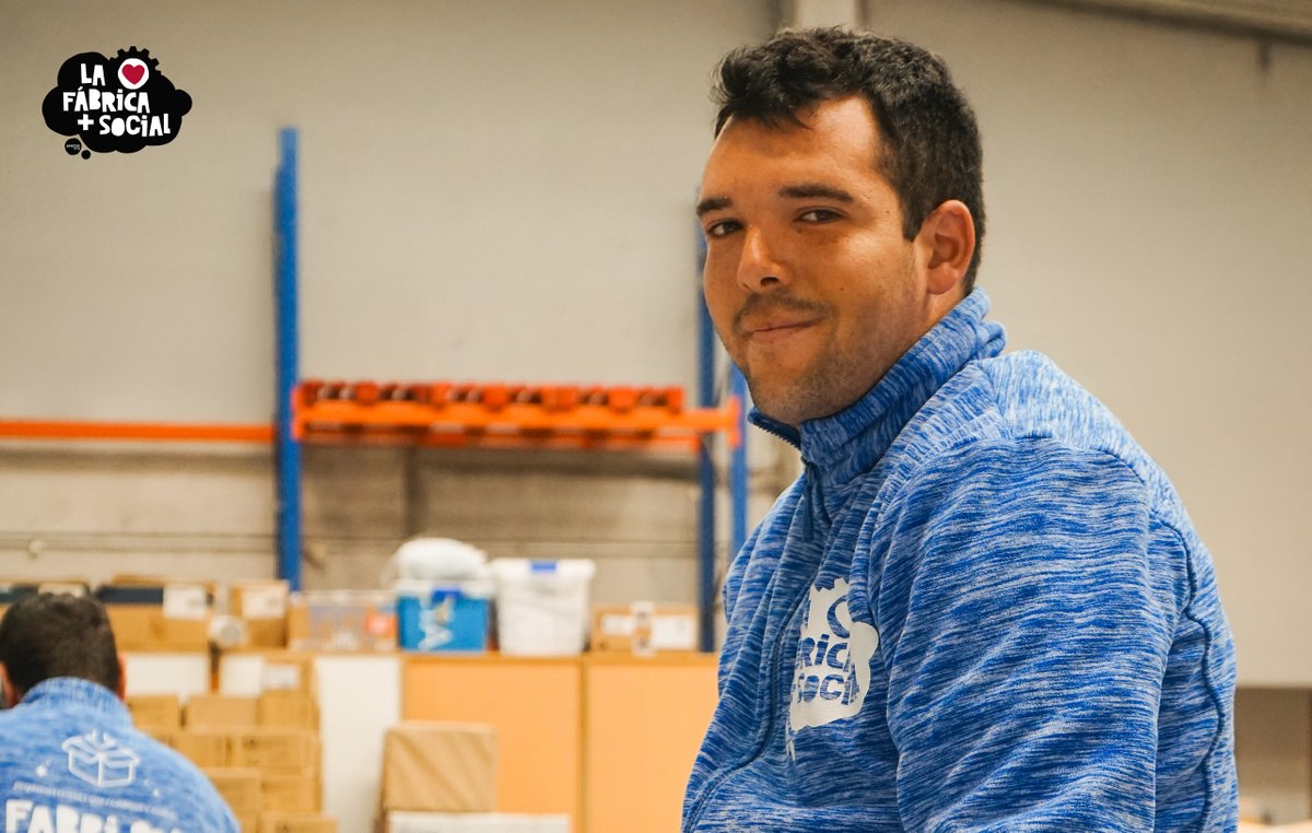 En la Fábrica➕Social de Amicos preparamos con ilusión las #CestasDeBienvenida de la Xunta 👶🎁 Nuestro equipo monta cada caja con mimo y compromiso, acompañando a las nuevas familias gallegas 💙 
 
#fabricasocial #amicos #caixabenvida #xuntadegalicia #persoasqueapoiamosapersoas