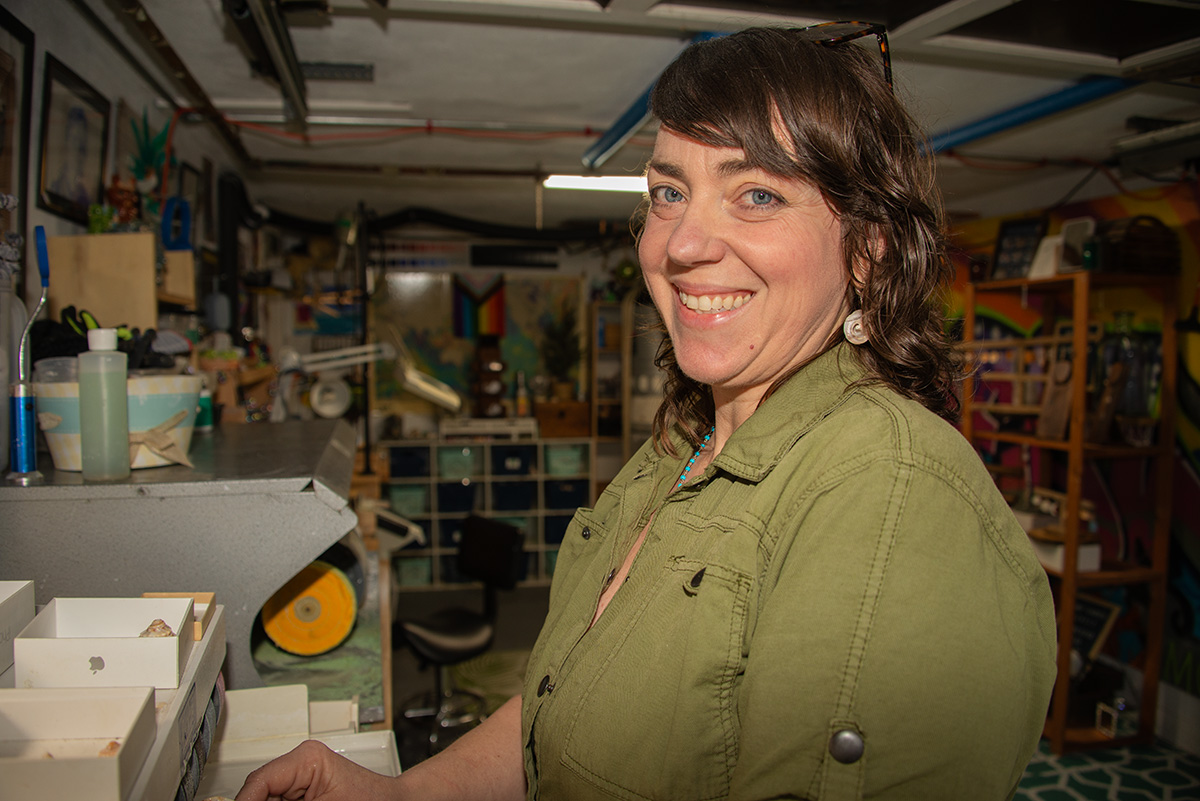 WHOI's tweet image. Debbi Rogers has worn many hats at WHOI–including a hard hat in our Rigging Shop! Now an admin, she spends her free time transforming whelk shells into unique jewelry.

📲 Celebrate #AdminProfessionals Day! Get to know this multi-talented #HumanofWHOI: go.whoi.edu/capecod-booty