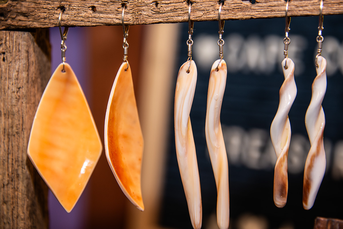 WHOI's tweet image. Debbi Rogers has worn many hats at WHOI–including a hard hat in our Rigging Shop! Now an admin, she spends her free time transforming whelk shells into unique jewelry.

📲 Celebrate #AdminProfessionals Day! Get to know this multi-talented #HumanofWHOI: go.whoi.edu/capecod-booty