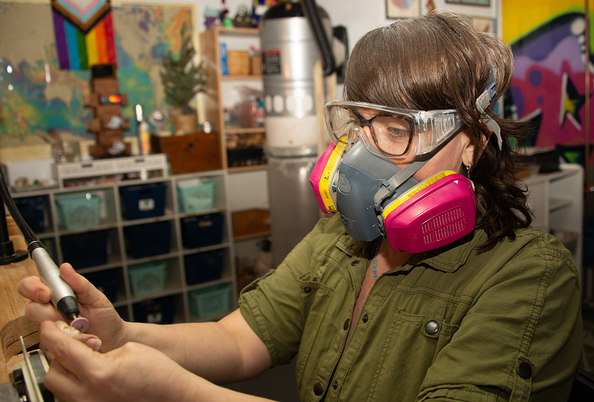 WHOI's tweet image. Debbi Rogers has worn many hats at WHOI–including a hard hat in our Rigging Shop! Now an admin, she spends her free time transforming whelk shells into unique jewelry.

📲 Celebrate #AdminProfessionals Day! Get to know this multi-talented #HumanofWHOI: go.whoi.edu/capecod-booty