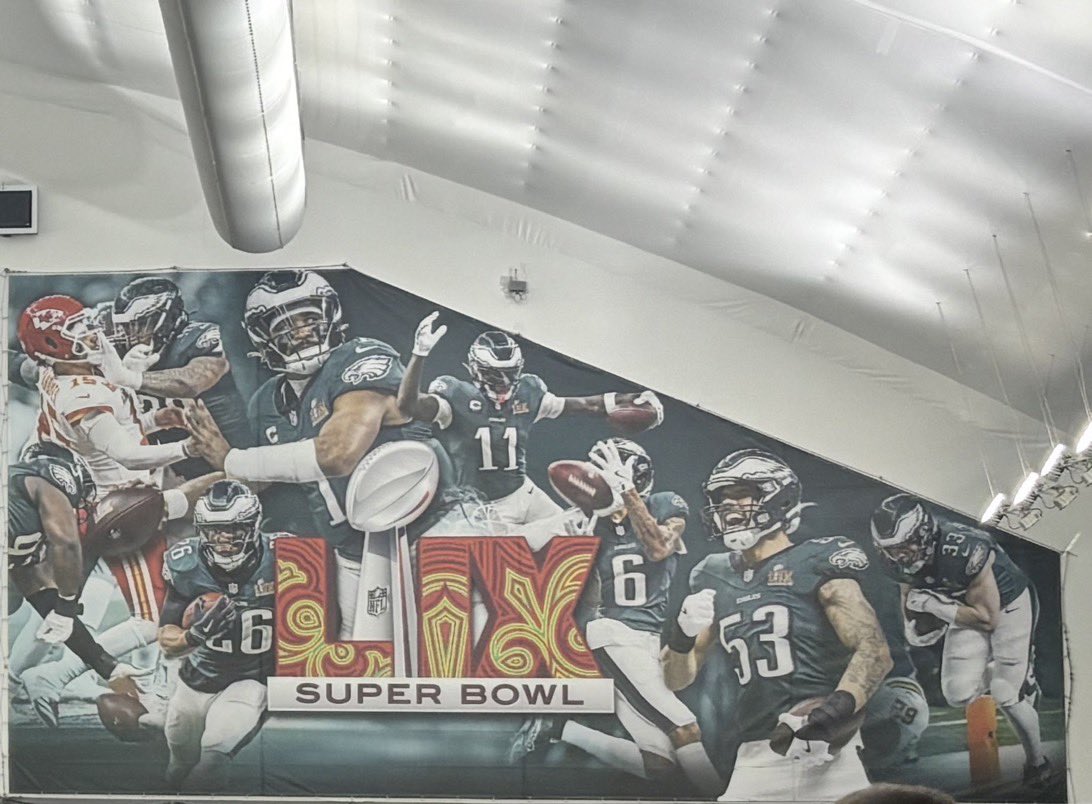🚨WILD: The #Eagles have a massive photo of Jalen Carter slapping Patrick Mahomes' face mask in the Super Bowl on display in their practice facility.

😳

Damn.

(h/t <a href="/levismom82/">Tay Tay Olive(r)♈️👑</a>)