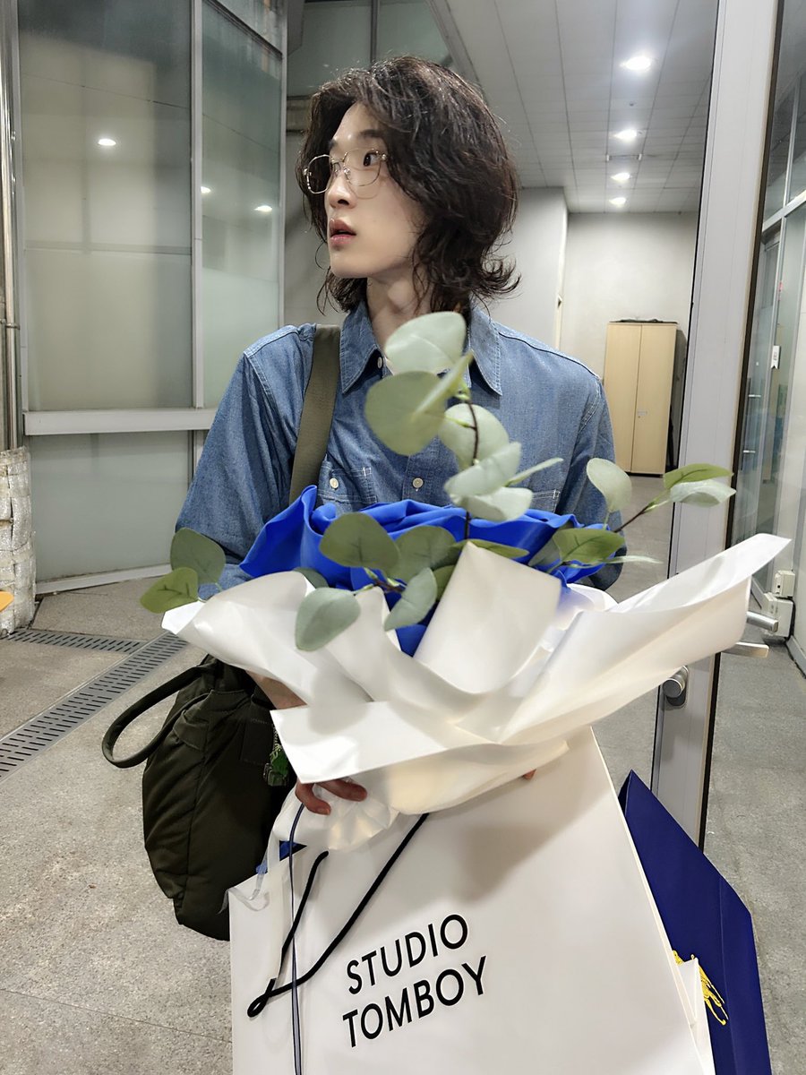 bbang0770's tweet photo. 블루… 블루…. 그리고 블루….
바보….
포인트만 블루…. 였는데…
온통 시퍼렇게 하고 갔네…
ㅋㅋ
무대에서 오열하고 나온사람 맞나… 싶게
뽀송한 태영…😏😏😏 https://t.co/0AemUlGHdo